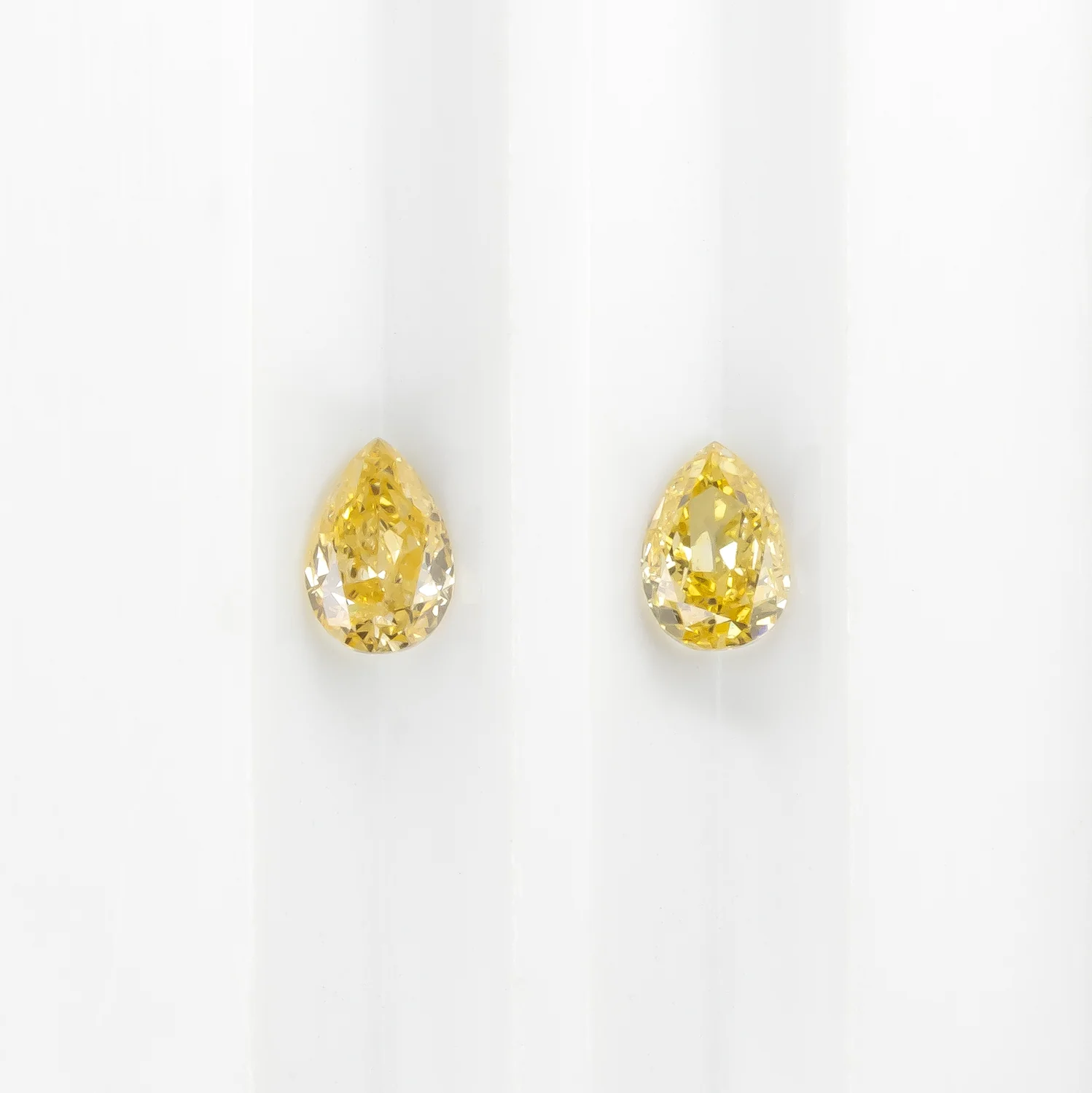 0.32ct FANCY VIVID ORANGE YELLOW DIAMOND MATCHING PAIR PEAR SHAPE NATURAL ACCENT