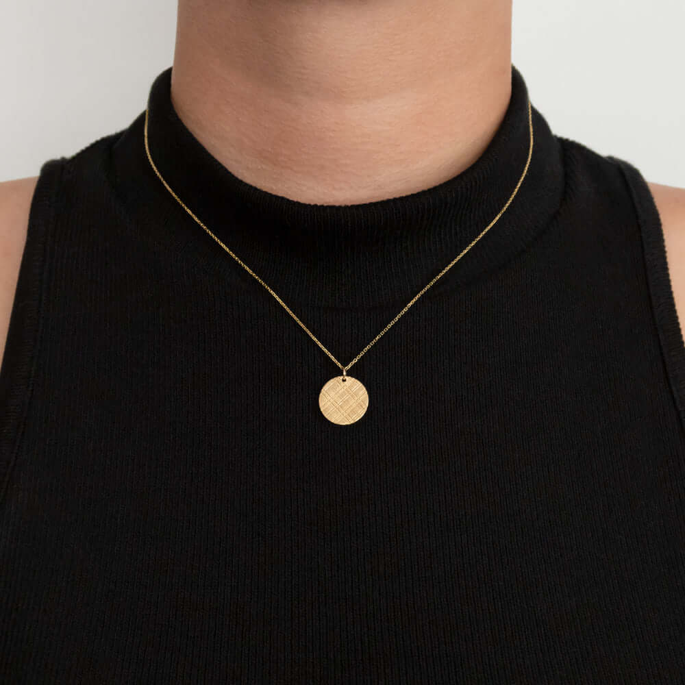 10k GOLD DISC PENDANT 16.7m FLORENTINE FINISH MEDALLION NECKLACE EVERYDAY CIRCLE - Image 2