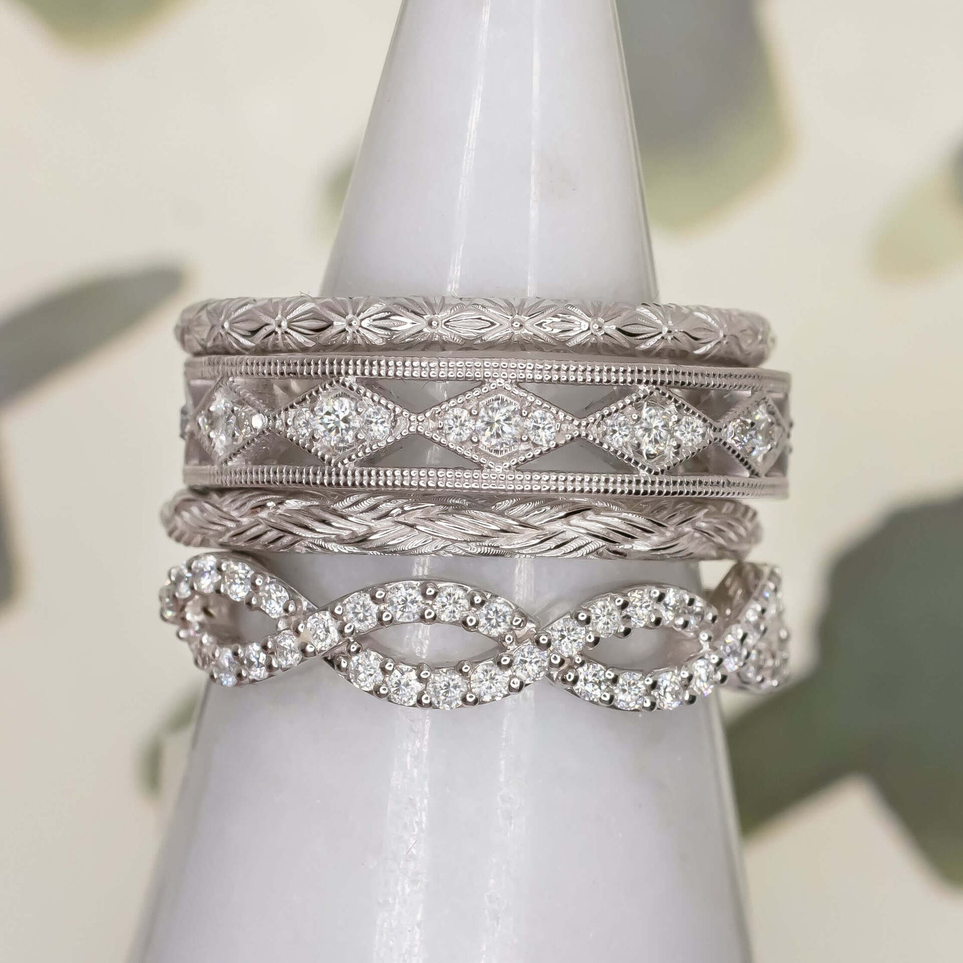 10k WHITE GOLD VINTAGE STYLE WEDDING BAND STACKING RING ENGRAVED FLORAL ART DECO - Image 4