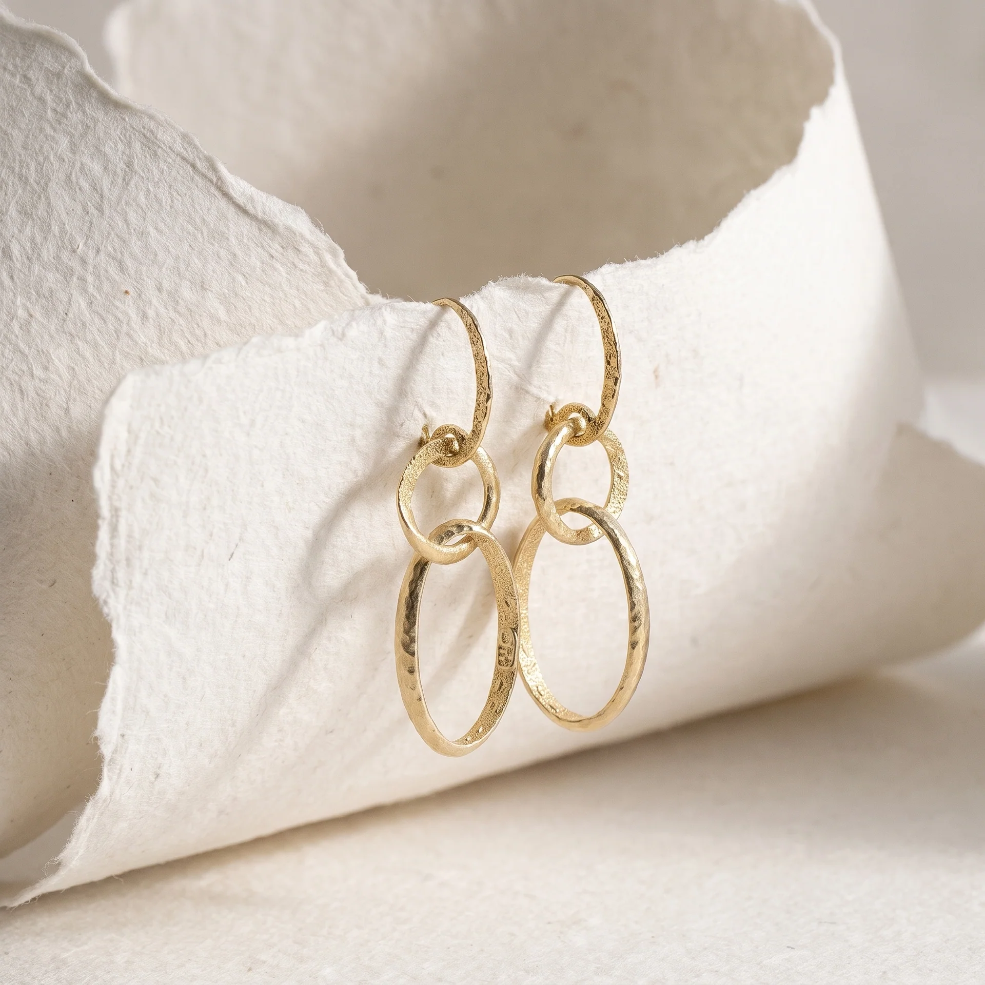 18k YELLOW GOLD DANGLE EARRINGS 13.1 gram ITALIAN DESIGNER TEXTURE HAMMER FINISH - Image 3