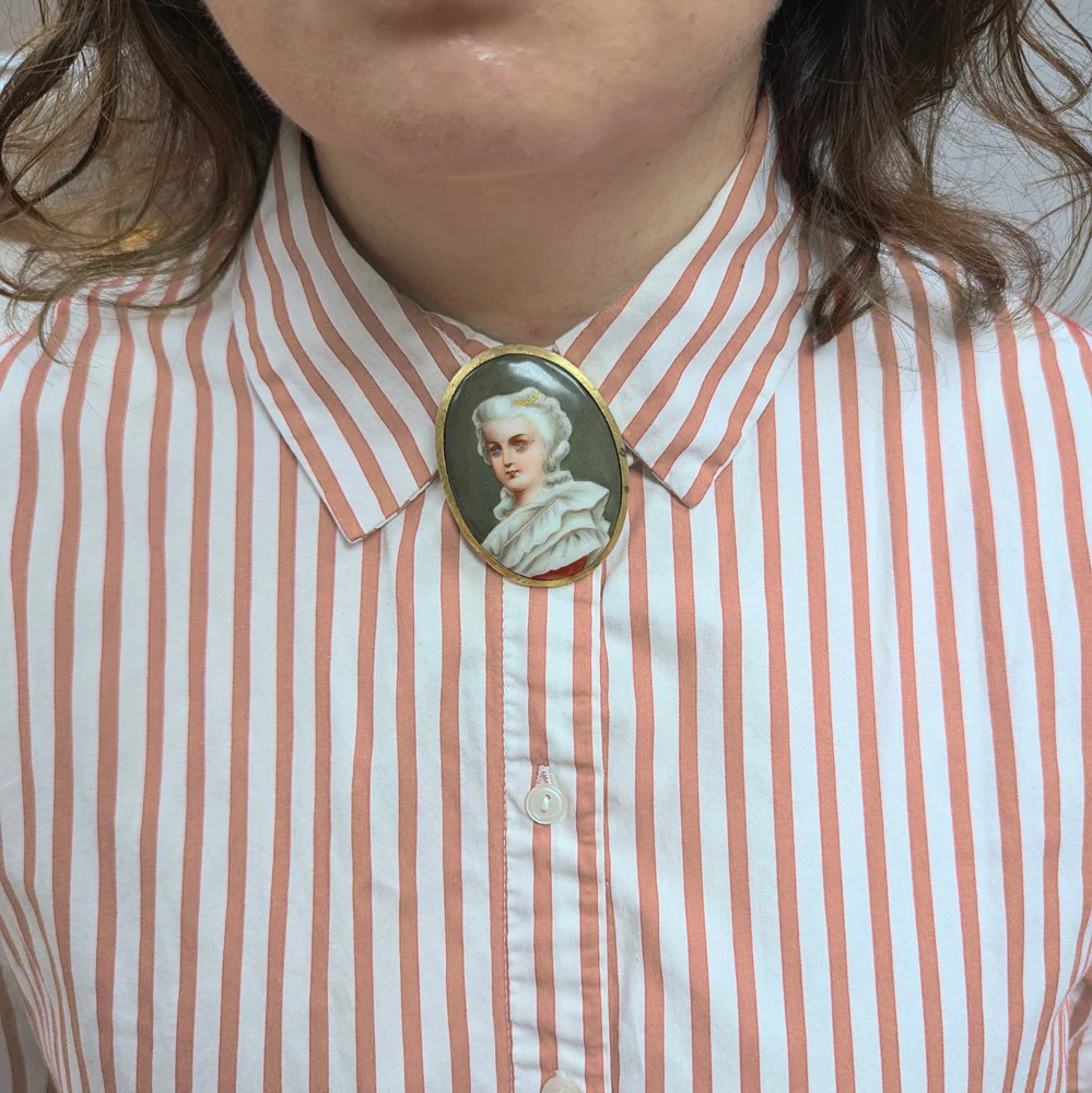 HAND PAINTED VINTAGE PORTRAIT PENDANT NECKLACE CAMEO VICTORIAN LADY - Image 3