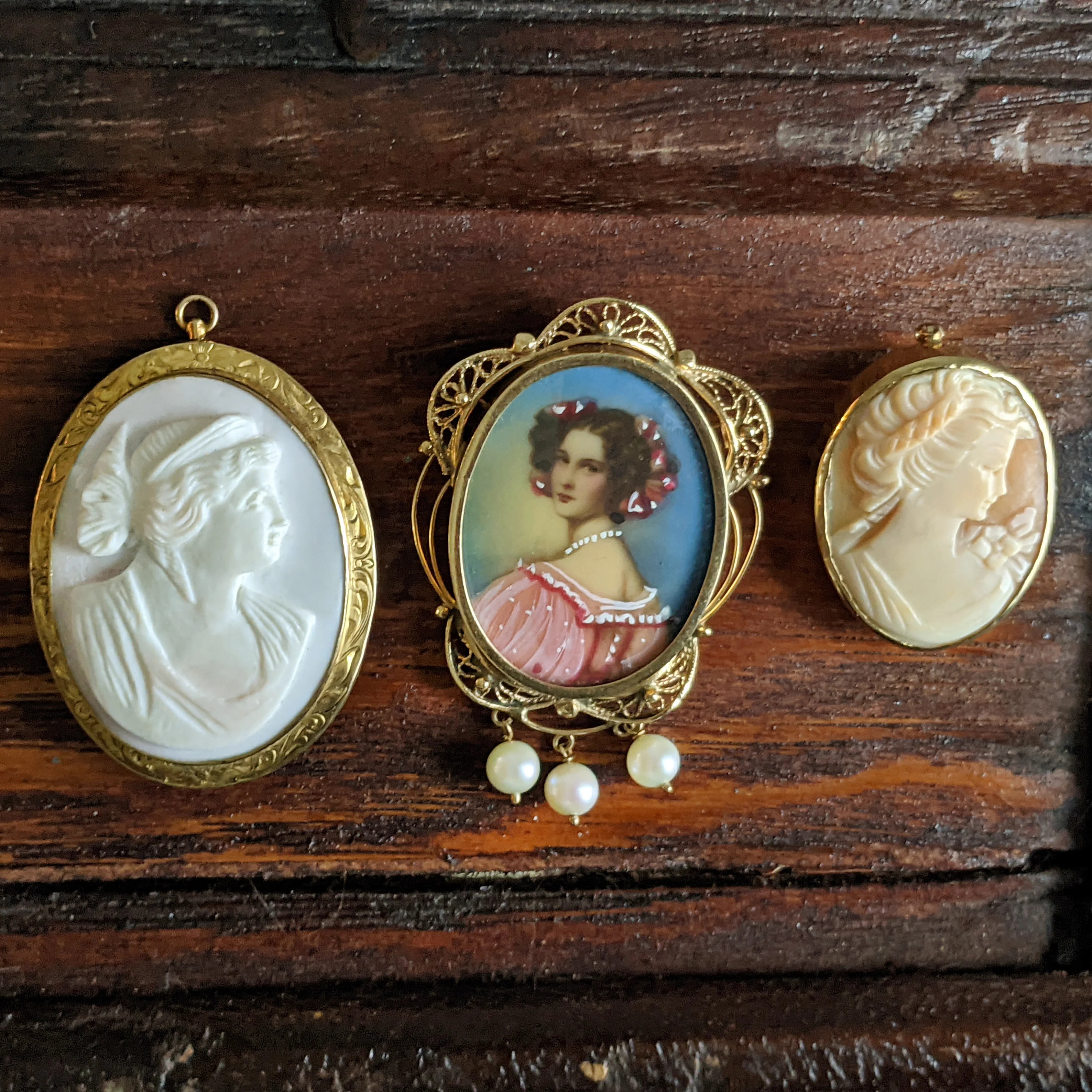 HAND PAINTED VINTAGE PORTRAIT PENDANT 14K YELLOW GOLD PEARL FILIGREE NECKLACE - Image 3